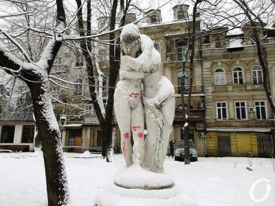 В одесском Пале-Рояле вандалы испоганили скульптуру «Эрот и Психея» (фото)