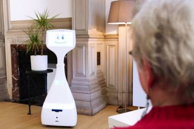 Во Франции создали робота-компаньона: Он будет помогать людям пожилого возраста