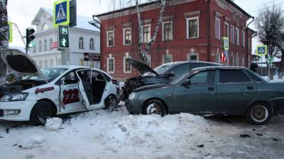 Пять человек госпитализированы после масштабной аварии в Костроме