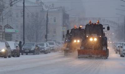 Коммунальщики борются со снежными заносами в Липецке (видео)