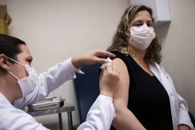 Бразилия начала вакцинацию населения российским препаратом "Спутник V"