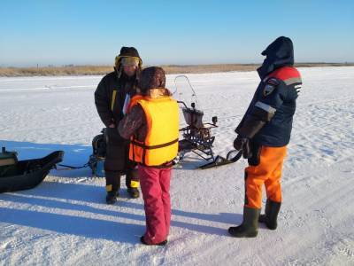 Спасатели Ленобласти в очередной раз провели профилактические беседы с рыбаками на льду