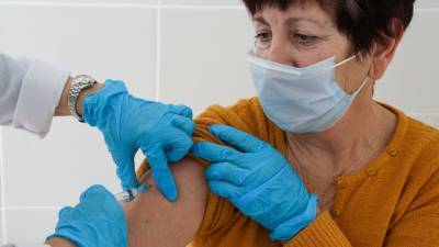 Минздрав РФ отметил высокий спрос на вакцинацию от COVID-19 среди пожилых