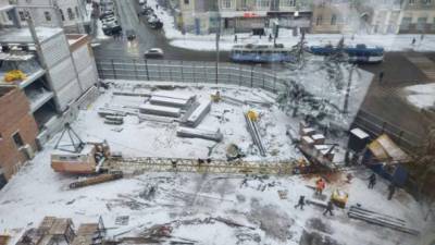 В Харькове строительный кран упал на вагончик рабочих