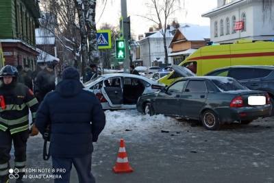 Тойота, Фольксваген, Лада и столб: в Костроме произошло крупное ДТП