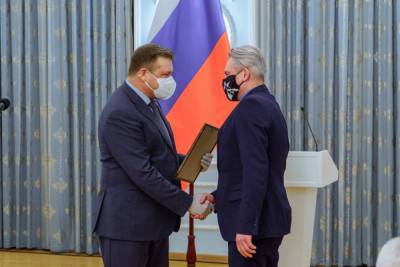 Генеральному директору РИА «7 новостей» Алексею Жеглову вручили почётную грамоту губернатора