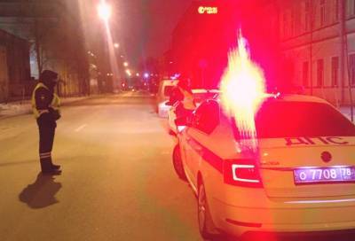 Водитель без прав решил поиграть в прятки с полицейскими на Васильевском острове