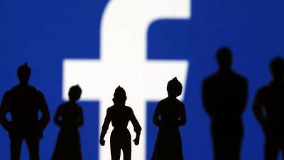 Facebook советует сотрудникам не носить символику компании публично после бана Трампа