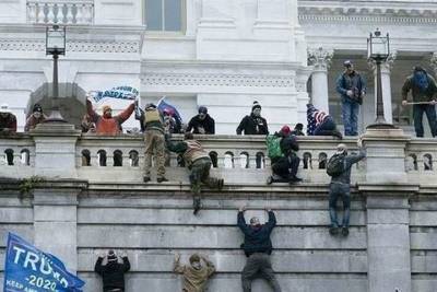 В беспорядках на Капитолийском холме участвовали двое сотрудников полиции США - mk.ru - США - Вашингтон