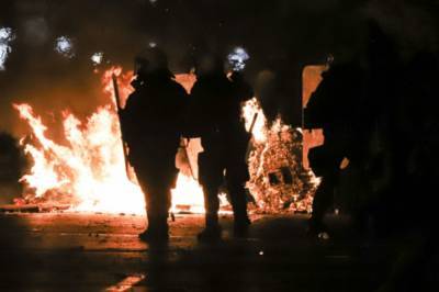 В Брюсселе устроили протест из-за смерти чернокожего мигранта: в зону беспорядков попал кортеж короля