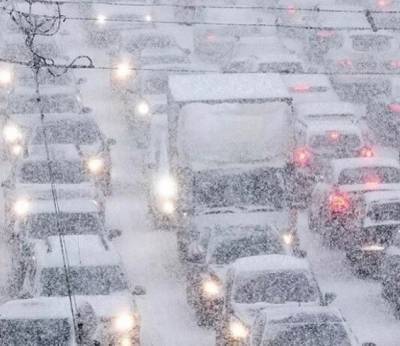 Снегопад парализовал движение в Москве. В аэропортах 26 рейсов задерживаются или отменены
