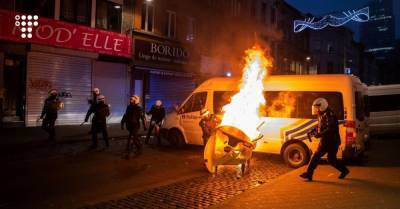 В Брюсселе вспыхнул протест из-за смерти парня в отделении полиции. В беспорядки попал кортеж короля Бельгии