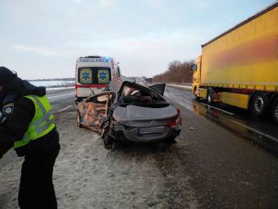 Кадры трагического ДТП на трассе Киев-Одесса: на заснеженной дороге авто влетело в грузовик, фото