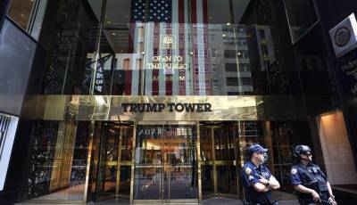 Нью-Йорк разрывает контракты с империей Трампа и вымарывает его имя с фасадов