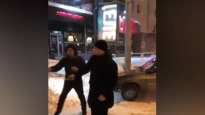 Спор пассажиров из-за такси в Новосибирске перерос в драку с поножовщиной