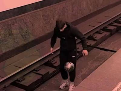 Петербуржец жонглировал футбольным мячом на рельсах в метро