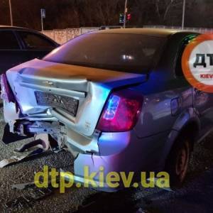 Пьяный водитель в столице протаранил авто патрульных. Фото