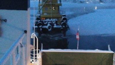 Под Петербургом паром с пассажирами зажало льдом в аномальные морозы