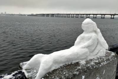 Снежные забавы в Днепре: парни создали на набережной множество скульптур