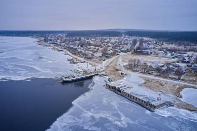 Вмерзший в лед паром на реке Свирь отбуксировали к берегу