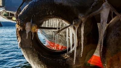 Пассажирский паром достают из ледяного плена в Ленинградской области — видео