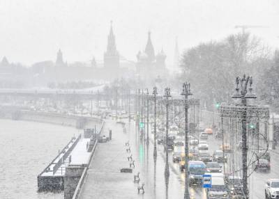 Бирюков попросил автомобилистов воздержаться от поездок по городу из-за снегопада