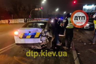 В Киеве нетрезвый водитель врезался в патрульных полицейских, есть пострадавшие