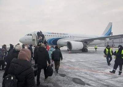 Пассажиров самолета, экстренно приземлившегося в Пулково, отправили в Салехард