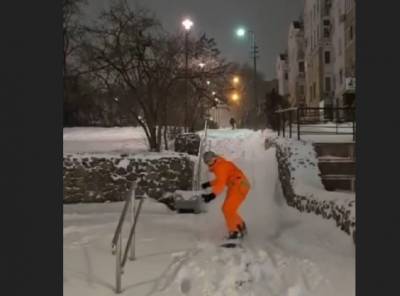 Сноубордисты и лыжники раскатали «пухляк» у драмтеатра в Липецке (видео)