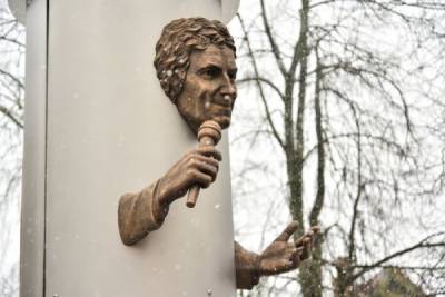 Он не был клоуном. Памятник певцу Яаку Йоале вызвал скандал в Эстонии
