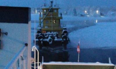 Пассажирский паром зажало льдом на пути в Карелию