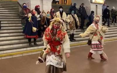 В метро Киева вертеп "водил козу"