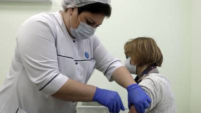 Непогода вакцинации не помеха: москвичи стоят в очередях, чтобы сделать прививку от COVID-19