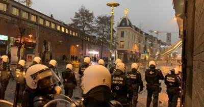 Протестующие в Брюсселе забросали камнями кортеж короля Бельгии