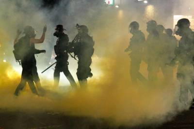 Полиция США чаще атакует левых протестующих, но есть один нюанс