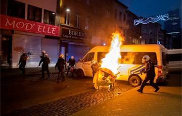 В Бельгии протестующие атаковали кортеж короля