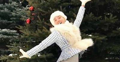 «Будто 16 лет»: Навка восхитила фанатов зимним фото без макияжа и в total white