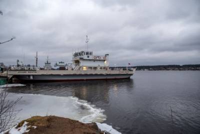 В Ленинградской области паром с пассажирами оказался зажат льдом