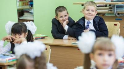 Имунолог оценил риски всплеска COVID после возвращения школьников Москвы за парты