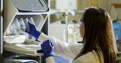 В Украине утвердили доплаты сотрудникам лабораторий, тестирующим на коронавирус