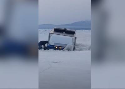 Грузовик провалился под лед на переправе под Николаевском-на-Амуре