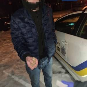В Запорожье задержали закладчика наркотиков: у мужчины изъяли 30 свертков. Фото