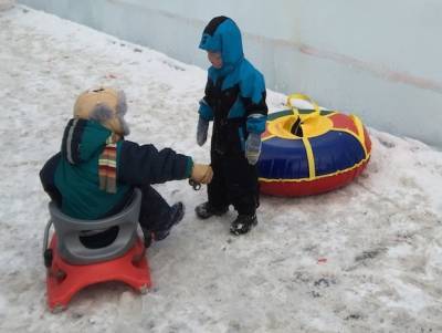 Сын кузбасского миллиардера подарил ребенку-инвалиду вместо снегохода санки
