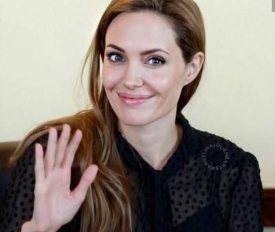 Анджелина Джоли приспустила платье, раскрепощённо показывая бюст: "Ангел с перцем"