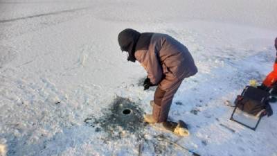 В Шлиссельбурге штрафуют нарушителей-рыбаков на льду