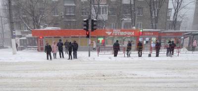 Одесситов грабят на остановках общественного транспорта: "подъезжают на мопедах"