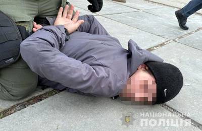 В Киеве "блогер", угрожая ножом, отобрал телефоны у детей