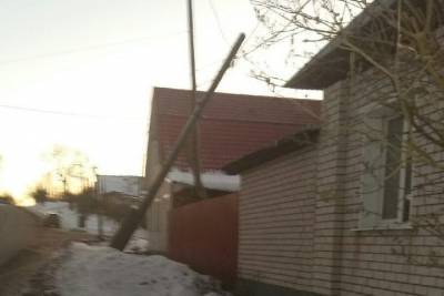 В Тверской области электрический столб навис над участком
