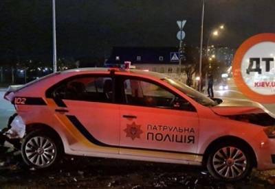 В Киеве пьяный водитель протаранил авто патрульных, есть пострадавшие (фото)