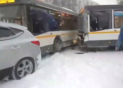 Двое пострадали при столкновении рейсовых автобусов в подмосковной Ивантеевке